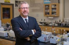 联合国大学名誉教授比尔·麦克道尔的照片, 他最近被任命为淡水科学学会会员